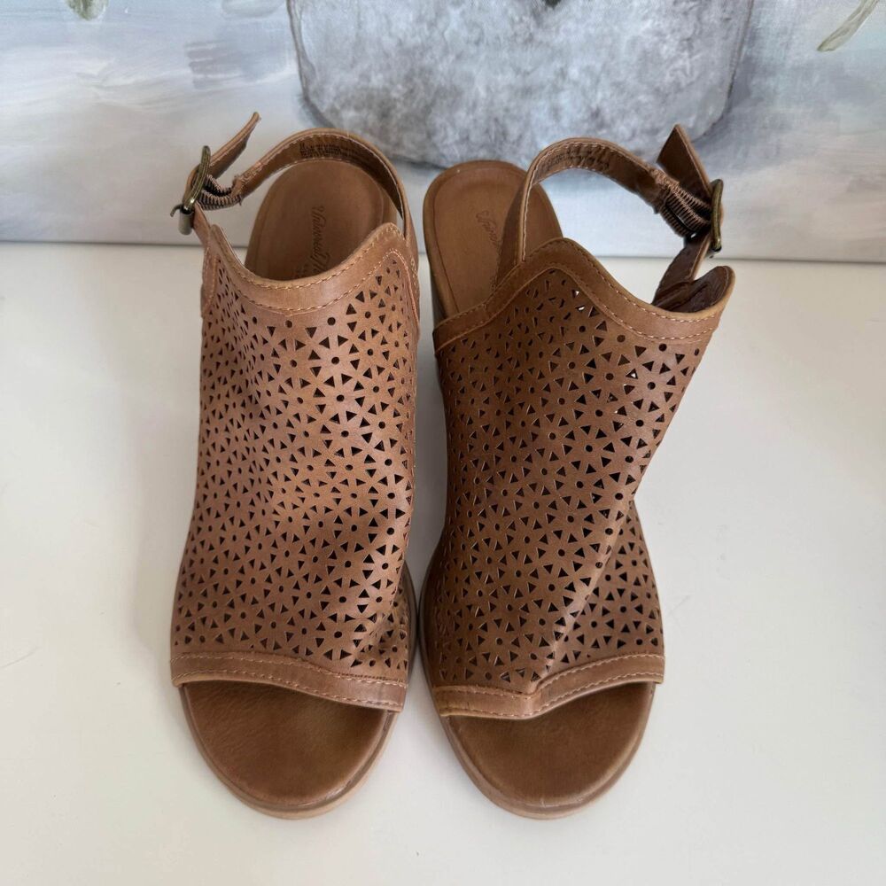 Universal Thread Women’s Brown Heels Size 9 - Picture 3 of 8